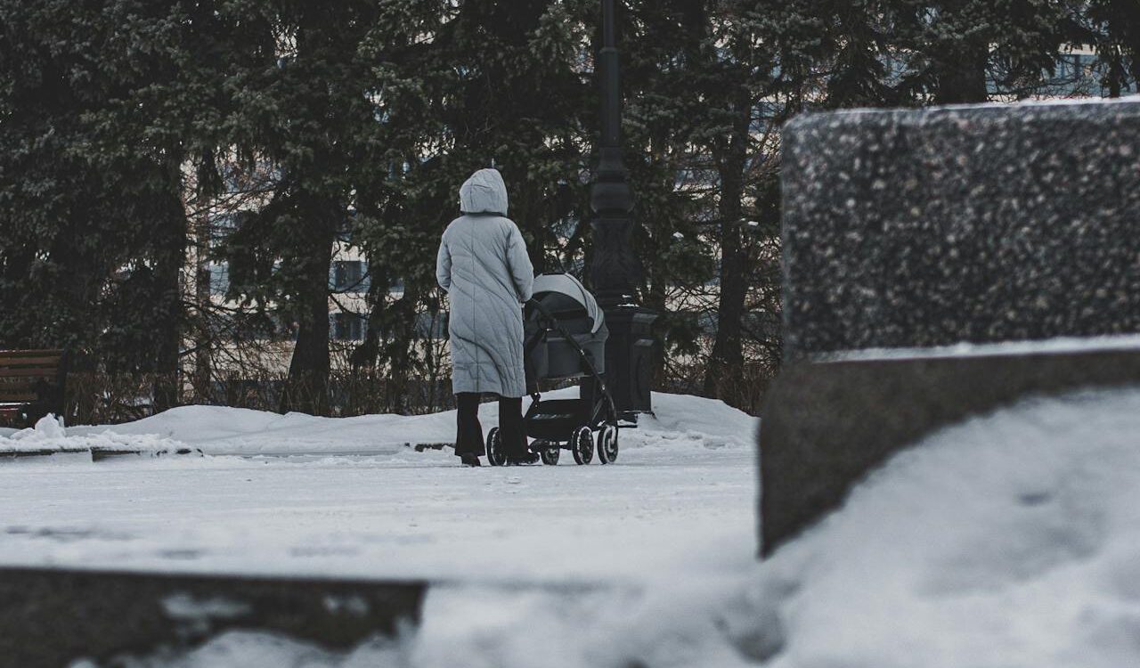 Pierwszy zimowy spacer z niemowlakiem – praktyczny poradnik dla świeżych rodziców od Vennici